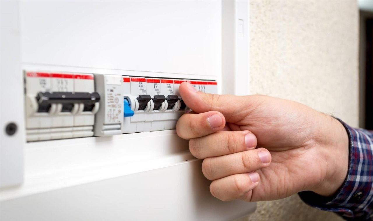 Kiểm tra đường điện nước, aptomat tổng của căn hộ